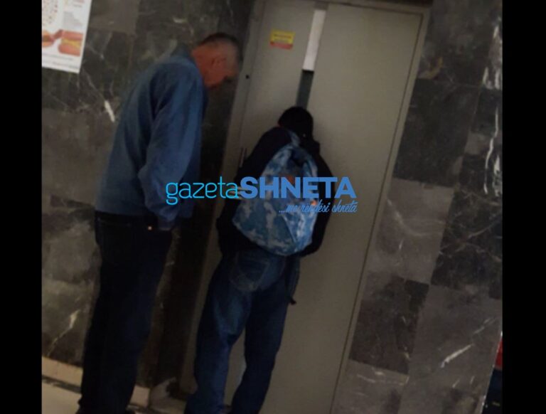 Në QKUK bllokohet lifti, familjarët përjetojnë tmerrin për disa minuta (Video)