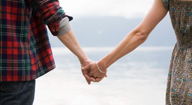 Mënyra si i mbani duart me partnerin tregon për lidhjen tuaj (Foto)