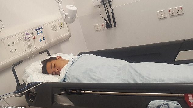 Prindërit publikojnë fotografinë e djalit në spital për të dhënë një mesazh të rëndësishëm
