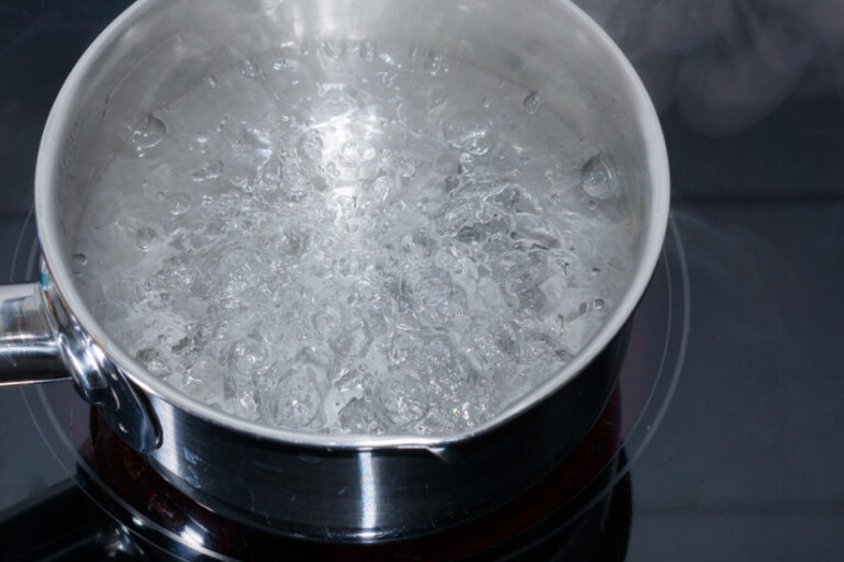 Uji i vluar redukton pothuajse 90% të mikroplastikës, zbulon një studim i ri