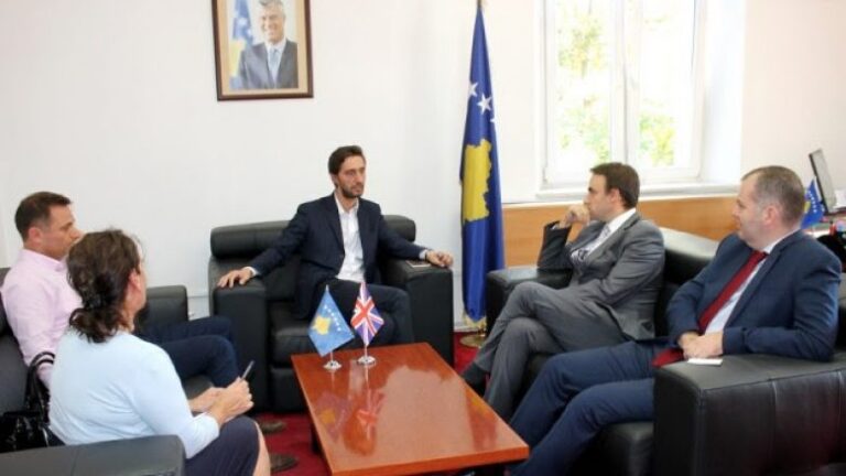 Ministri Ismaili zotohet për ngritjen e llogaridhënies në shëndetësi