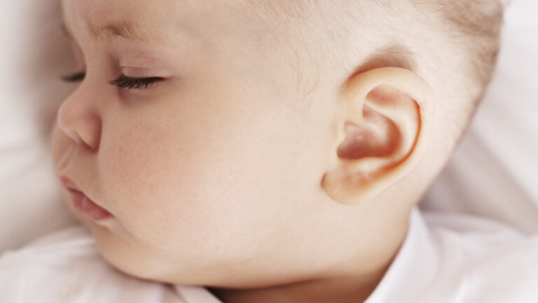 Gabimet që bëjnë nënat me veshët e bebes mund të ndikojnë në të dëgjuarit e bebes