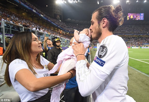 Futbollisti i njohur bëhet baba, ja një fotografi e ëmbël e djalit të tij