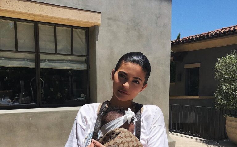 Ja sa kushton mbajtësja “Gucci” në të cilën Kylie Jenner e mban vajzën (Foto)