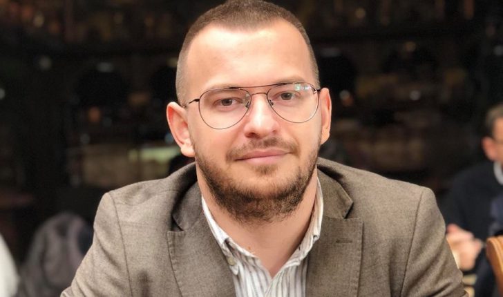 Për ndjesinë e fillimit të vitit shkollorë uron dhe profesori i njohur