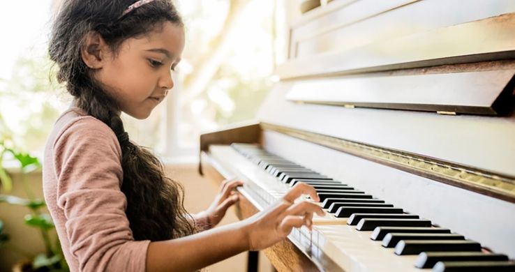 Studim: Mësimet e muzikës përmirësojnë zhvillimin kognitiv te fëmijët