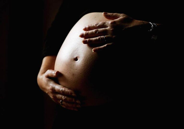 Rreziku per koronavirus te gratë shtatzëna rritet duke iu afruar datës së lindjes