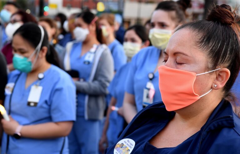 Infermierja e cila trajtoi pacientët me koronavirus pa maskë në mungesë të tyre, vdes disa ditë më vonë