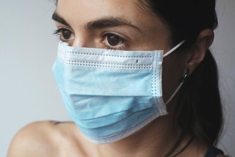 Qiproja përforcon masat anti- COVID, rikthehen maskat në ambientet e mbyllura