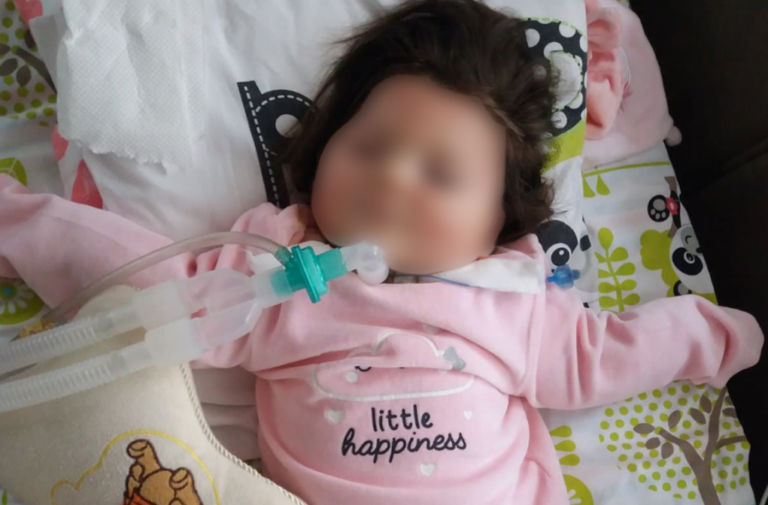 Vogëlushja 1-vjeçare e varur nga aparati i dëmtuar i frymëmarrjes, prindërit apelojnë për ndihmë