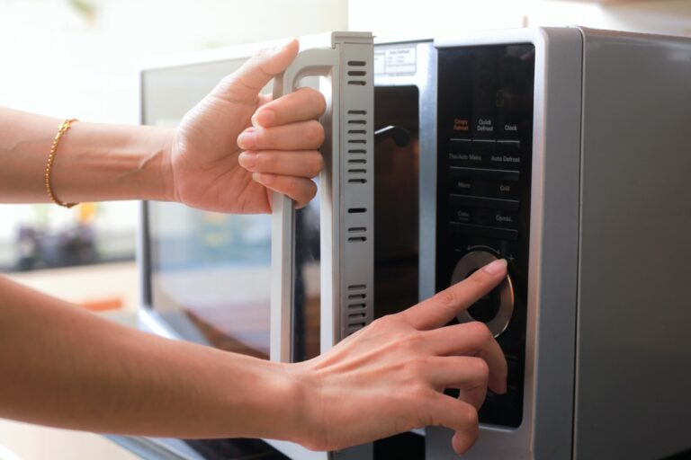 AAP-ja paralajmëron prindërit: Mos vendosni enë plastike në mikrovalë