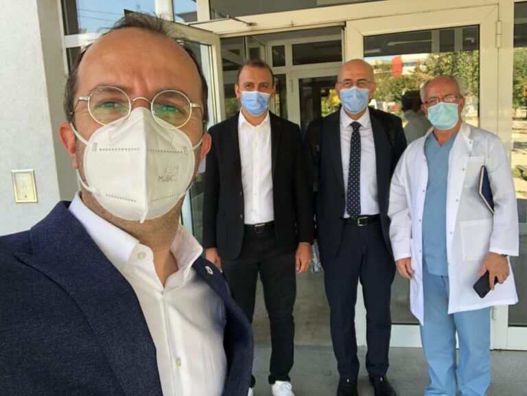 Internisti shqiptar nga Turqia po i trajnon stafin mjekësor në Kosovë për trajtimin e pacientëve me Covid