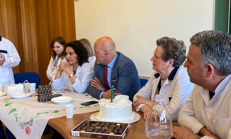 Pensionohet infermierja Konxheli nga Klinika Infektive, lavdërohet puna shembullore nga infektologu Sadiku