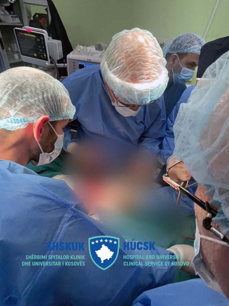 QKUK: Kryhet një operacion i komplikuar, i shpëtohet jeta një 55 vjeçari të therur me thikë