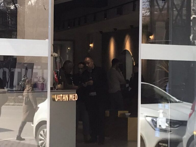 Pamje të bastisjes së Policisë dhe ATK-së në Klinikën Vatanmed në Prishtinë