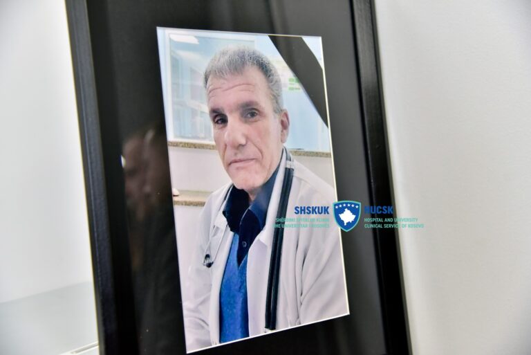 Mjekët mbajnë mbledhje komemorative për anesteziologun Muharrem Krasniqi, familjes i ndahet mirënjohje për kontributin e tij