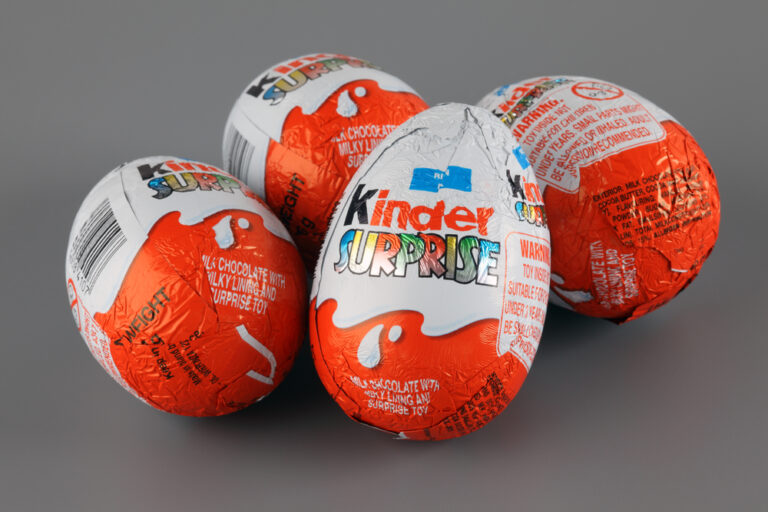Largohen nga tregu disa seri të produkteve “Kinder” pasi dyshohen për praninë e bakterës Salmonella në to
