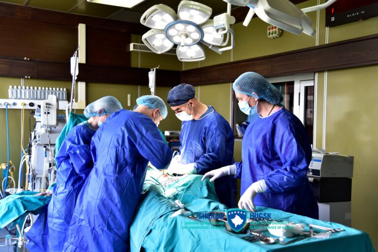 Performanca e kirurgëve vaskularë: 15 raste të aneurizmave të aortës – dikush 12 operacione e dikush 128