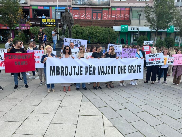 Fillon protesta “Mbrojtje për vajzat dhe gratë”