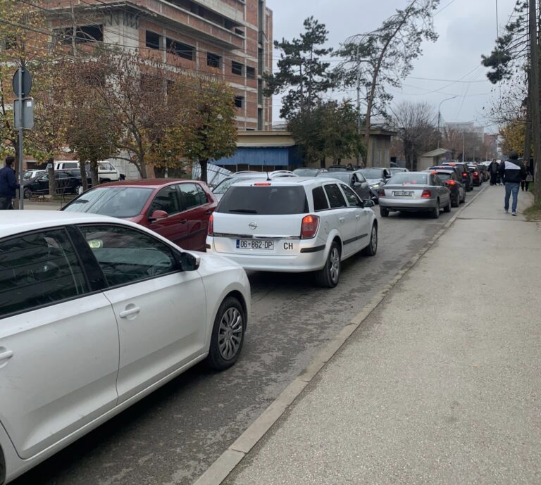 Kaosi me vetura, a do t’ia jap QKUK në shfrytëzim parkingun ndërmarrjes “Prishtina Parking”
