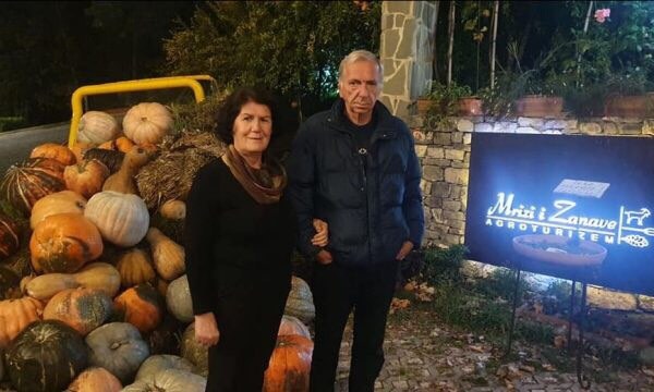 Mësuesja 63-vjeçe u vra me sëpatë nga burri i saj, flasin drejtori i shkollës “Dardania” dhe fqinjët e saj