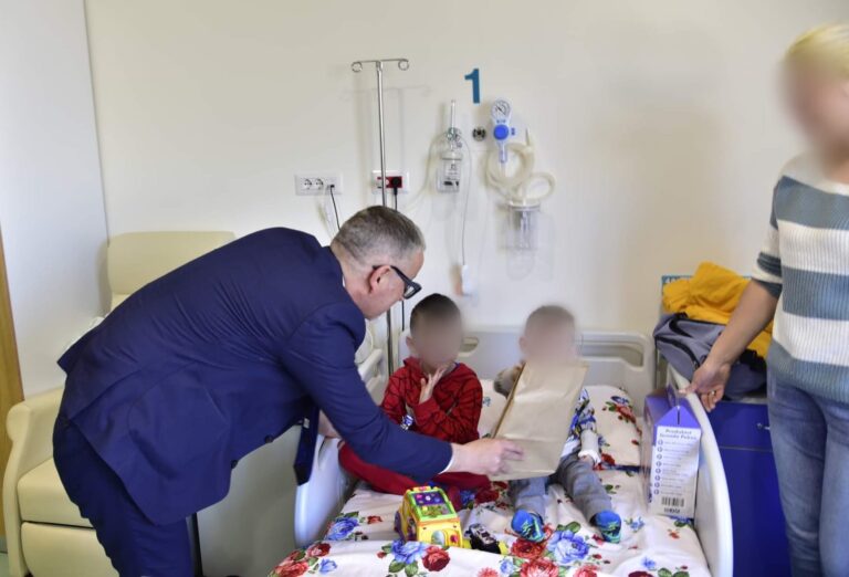 Ministri i Shëndetësisë Arben Vitia, ka gëzuar fëmijët e Klinikës së Pediatrisë me dhurata Arben Vitia ne Kliniken e Pediatrise