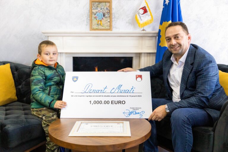 Kryetari i komunës së Skenderajt, Fadil Nura ia dhuron 1 mijë euro djaloshit të vogël