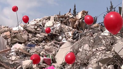 Balona të kuq vendosen mbi rrënoja të ndërtesave për të nderuar fëmijët që vdiqën nga tërmeti