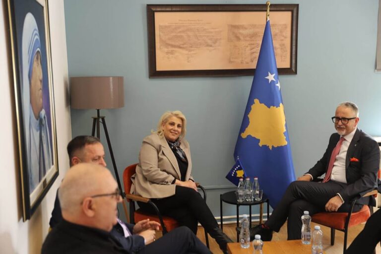 Vitia në takim me kryetaren e FSSHK-së, temë diskutimi kontrata kolektive Arben Vitia