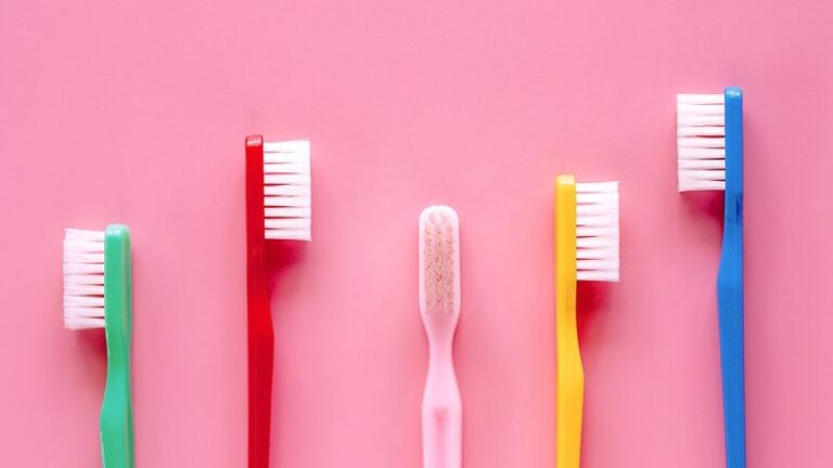 Çfarë ndodh nëse nuk e ndërroni furçën e dhëmbëve çdo 3 muaj, sipas rekomandimeve të dentistëve furcat e dhembeve