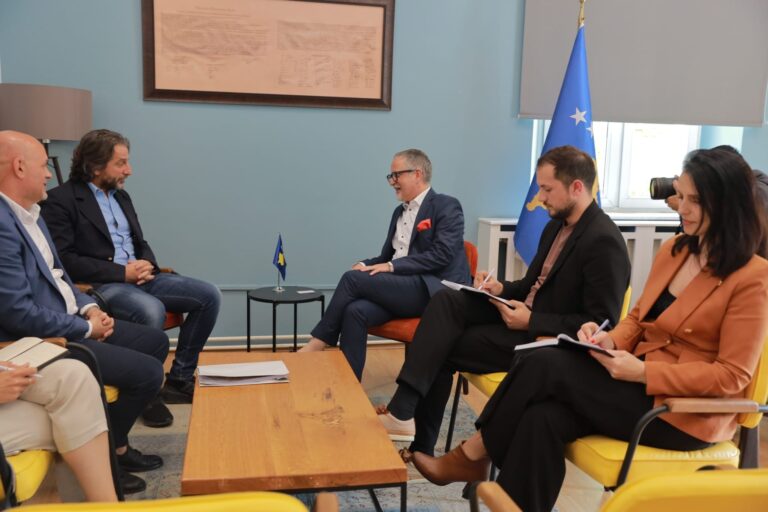 Ministri i Shendetesise Arben Vitia ne takim me kryetarin e Prishtines, Perparim Rama.