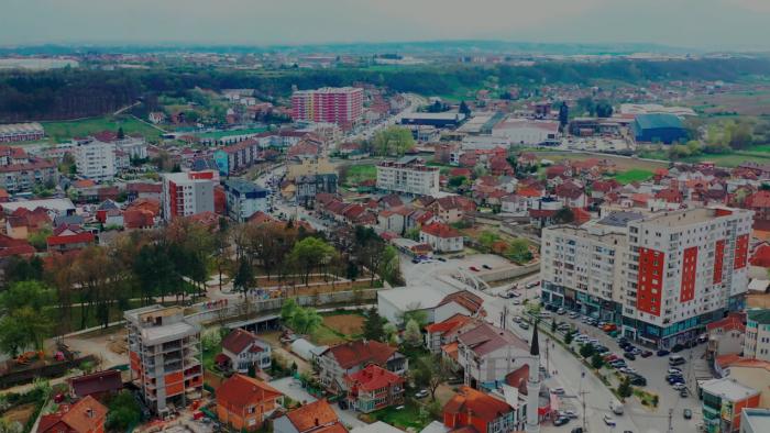 Video: Qytetari sillet brenda QKMF-së së Suharekës duke kërkuar mjek, por nuk takon asnjë