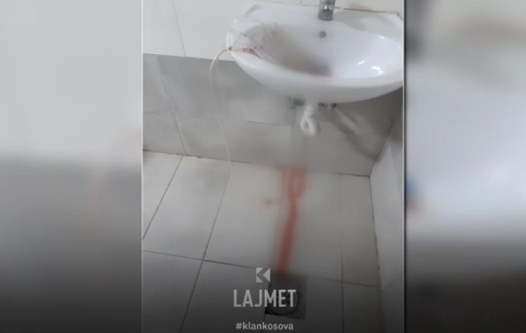 S’ka shporta specifike, qeset urinare dhe të plagëve zbrazen nga infermierët në banjot e pacientëve