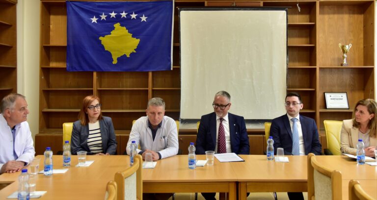 Ministri Vitia shkon në QKUK për të pranuar donacionin e pecetave në Gjinekologji