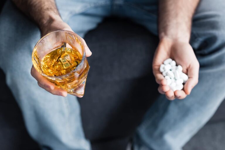 Kombinimi i antibiotikëve dhe alkoolit: A është i sigurt? alkooli dhe antibiotiket