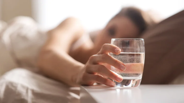 10 arsye për të pirë ujë që në mëngjes