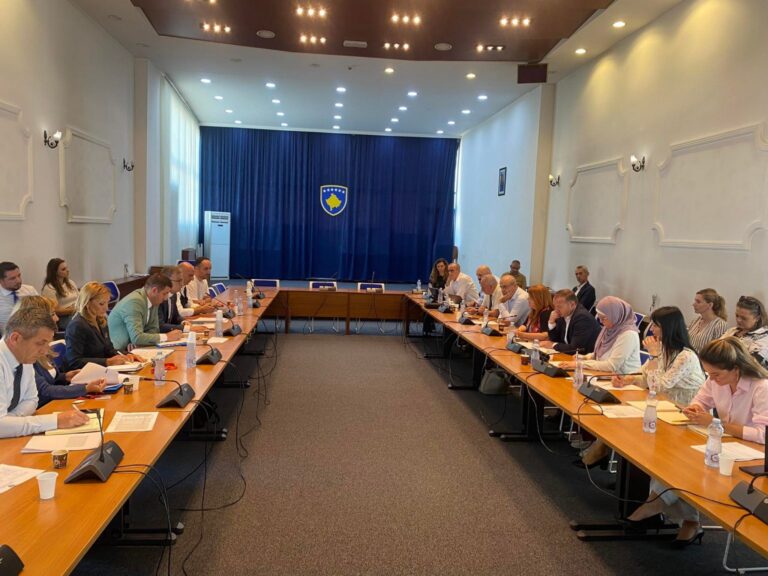 Bordi i ShSKUK-së zotohet për zvogëlimin e listës së pritjes, opozita thotë se Qeveria po ndikon në menaxhim Komisioni per shendetesi