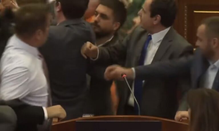 Pamje si filloi rrahja e deputetëve të Kuvendit dhe kush u përfshi