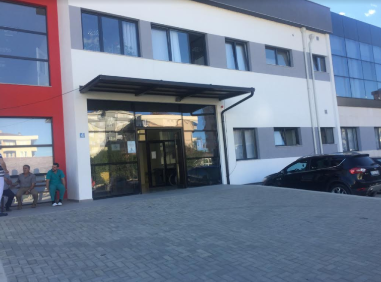 Aksidentohet ambulanca e QKMF-së në Skenderaj, lëndohen 4 persona