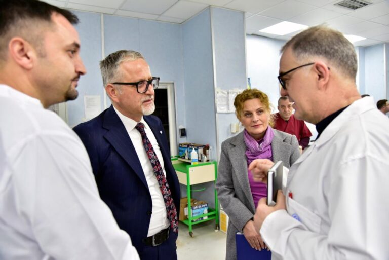 Kamberi flet pas peticionit për shkarkimin e tij: Disa nga mjekët e sabotuan punën për t’i ruajtur privilegjet e tyre