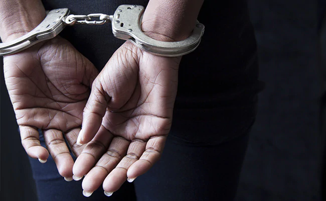 Arrestohet 23-vjeçarja nga Suhareka: Dërgoi nënën për kontroll mjekësore, kapi mjeken për fyti