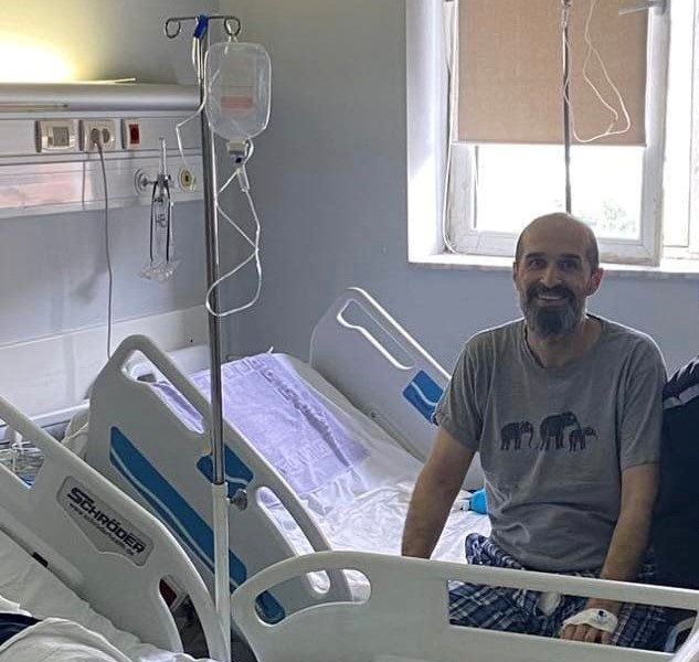 Gazetari Fehmiu kalon rrezikun për jetë, falënderon stafin e mjekëve të Gastroenterologjisë, Kirurgjisë Abdominale dhe Mjekimit Intensiv Qendror