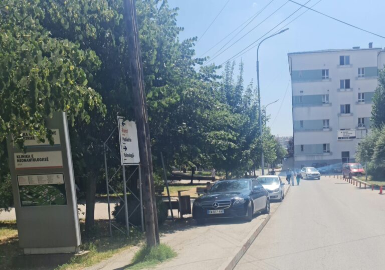 Veturat me targa të huaja i bllokojnë trotuaret brenda QKUK-së