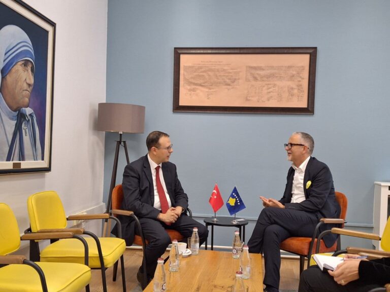 Vitia dhe ambasadori i Turqisë bisedojnë rreth sistemit shëndetësor në vend