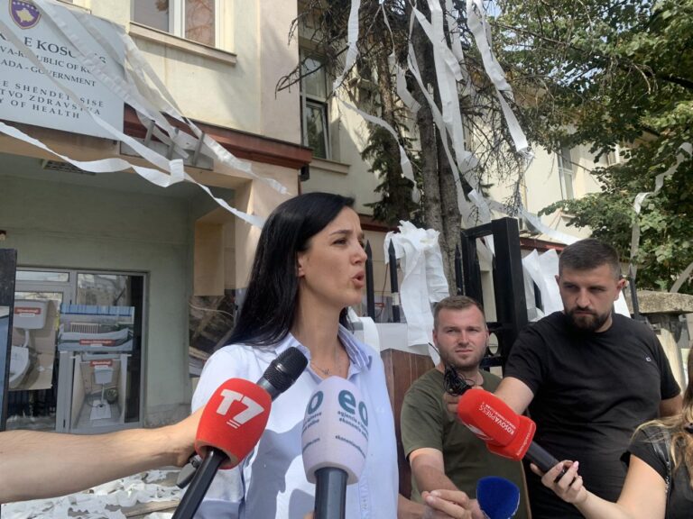 PSD-ja me aksion para MSh-së, hedhin letër higjienike e vendosin fotografi për kushtet nëpër spitale