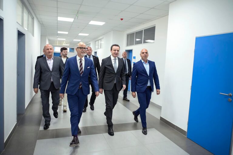 Kurti në vizitë tek drejtori i ri i ShSKUK-së Elvir Azizi, këto ishin çështjet e diskutimit kryeminstri Kurti, ministri Vitia, drejtori i ShSKUK Azizi.