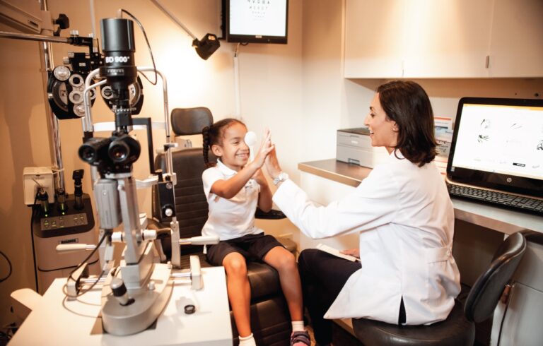 A mund të ndihmojë një ekzaminim i thjeshtë i syve në diagnostikimin e autizmit Ekzaminimi i syve tek femijet