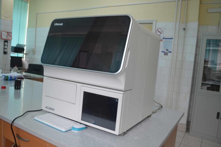 QKMF-ja e Mitrovicës pranon donacion një aparat për kryerjen e analizave laboratorike, mundëson rreth 86 testime brenda një ore