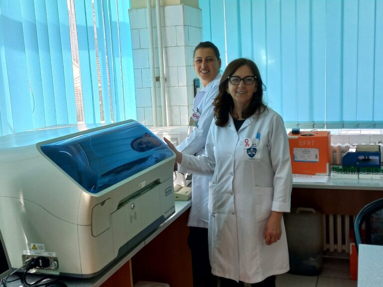 QKMF-ja e Mitrovicës përfiton donacion një aparat për analiza laboratorike në vlerë prej 10.000 euro