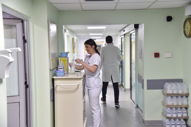 Fillon renovimi i Klinikës së Onkologjisë, pacientët e spitalizuar zhvendosen në hapësira të tjera